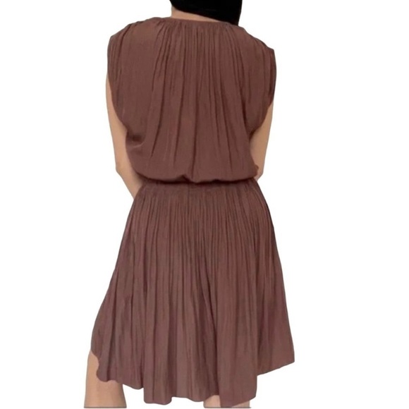 Aritzia Wilfred Brown buttery soft short pleated flowy dress size medium - Picture 2 of 8